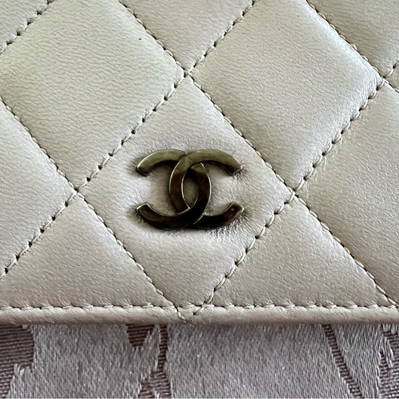 Authentic Chanel Lambskin Quilted Yen Wallet in Light Pink - Picture 13 of 16
